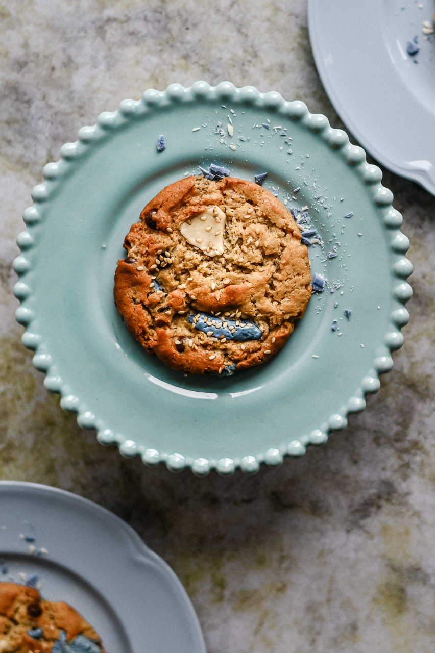 Tahini Cookie with Spirulina chocolate on a turquoise plate,