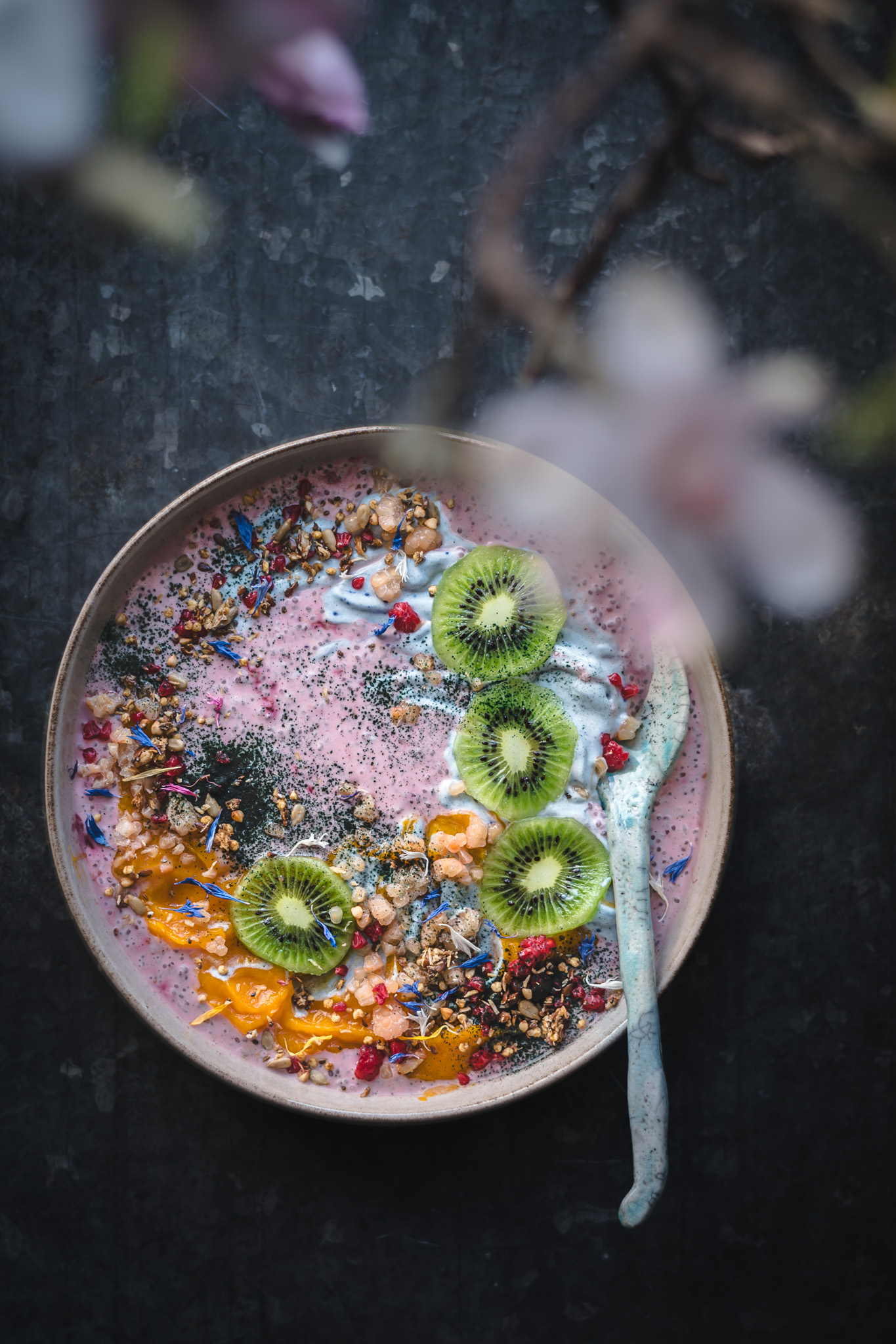 Berry porridge with kiwis and Spirulia dust, Magnolias