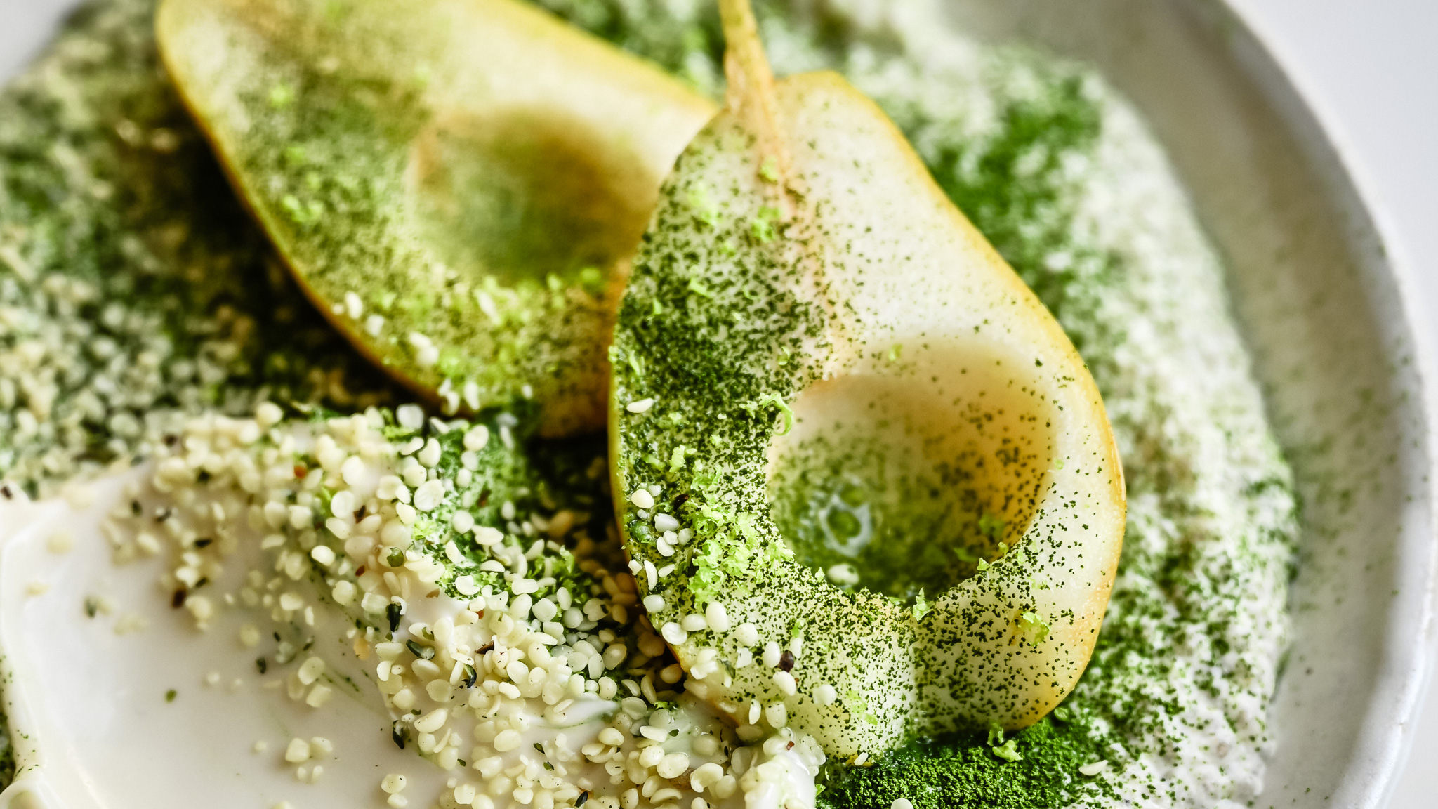 Matcha pears with sourcream and hemp hearts