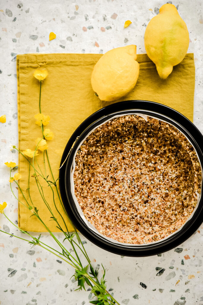 Raw cake base with lemons