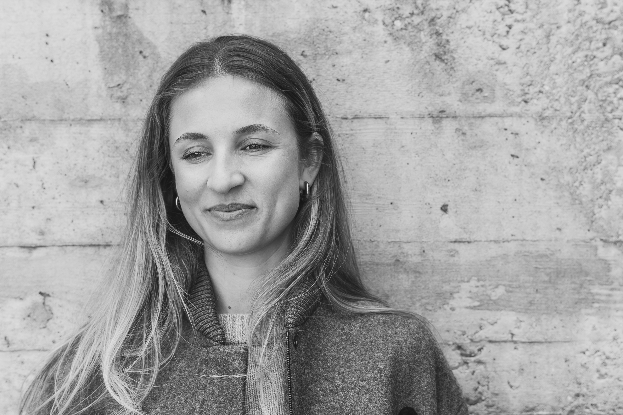 Anna black and white concrete wall