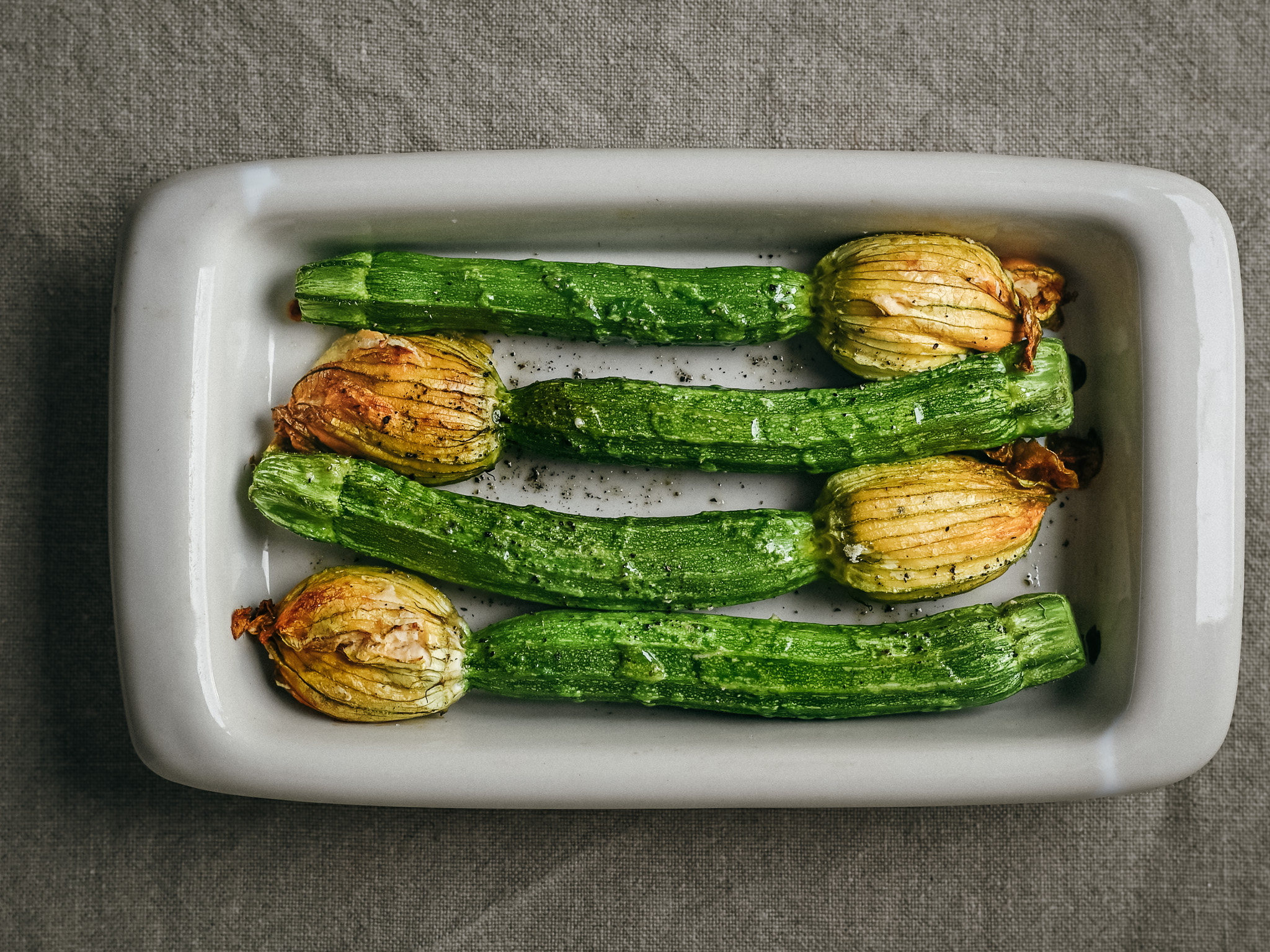 Ovenbaked zucchinin filled with almond ricotta